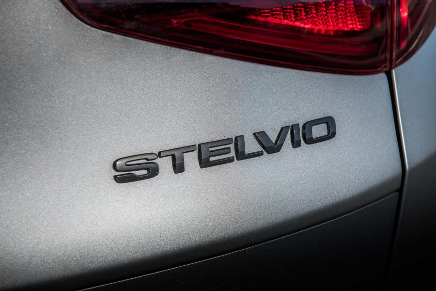 Логотип Alfa Romeo Stelvio Quadrifoglio NRING (949) 2019 года  (NA) (фото 16 из 31)